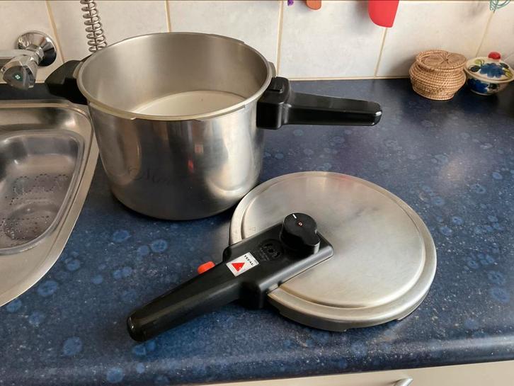 TEFAL snelkookpan - 6 liter, Huis en Inrichting, Keuken | Potten en Pannen, Gebruikt, Rvs, Ophalen of Verzenden