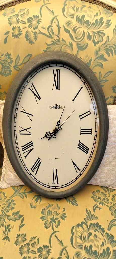 Brocante klok grijs ovaal, Huis en Inrichting, Woonaccessoires | Klokken, Zo goed als nieuw, Wandklok, Analoog, Ophalen of Verzenden