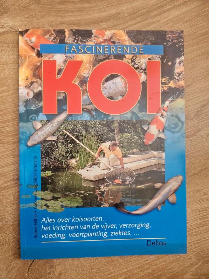 R. Hilble - Fascinerende koi, Boeken, Natuur, Zo goed als nieuw, Bloemen, Planten en Bomen, Ophalen of Verzenden