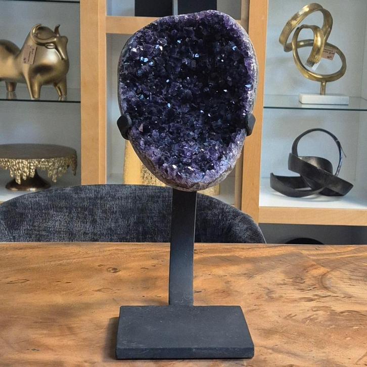 amethist uruguay op standaard donkerpaars, Verzamelen, Mineralen en Fossielen, Mineraal, Ophalen of Verzenden