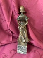 Ptachtig antieik bronzen meisje met kapje op, Ophalen of Verzenden