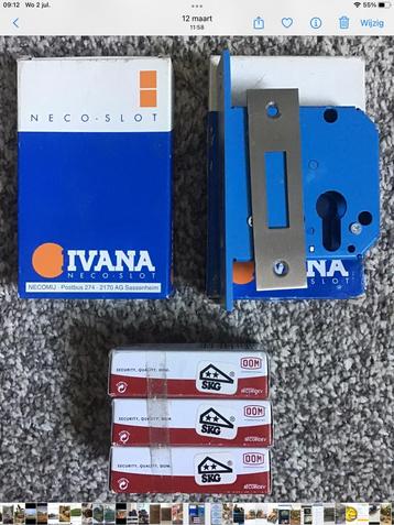 Twee Ivana bijzetsloten 60 mm beschikbaar voor biedingen