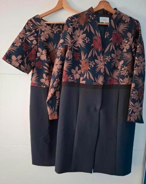 Donkerblauwe jurk met jas met bloemmotief Promiss maat 40, Kleding | Dames, Jasjes, Kostuums en Pakken, Nieuw, Kostuum of Pak