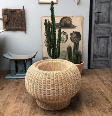 Vintage rieten plantenbak - bijzettafel beschikbaar voor biedingen