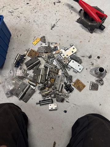 Bak vol Scharnieren en Sluitingen - Diverse beschikbaar voor biedingen