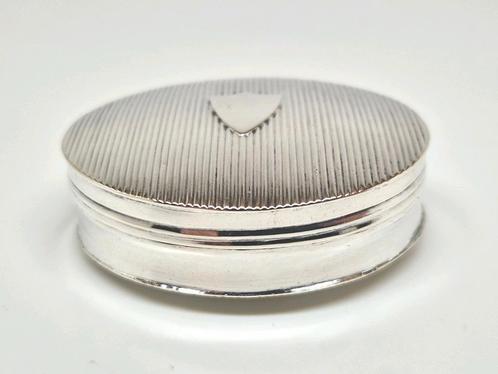 Zilveren geribbelde pillendoosje, Nederland 1829., Antiek en Kunst, Antiek | Goud en Zilver, Zilver, Ophalen of Verzenden