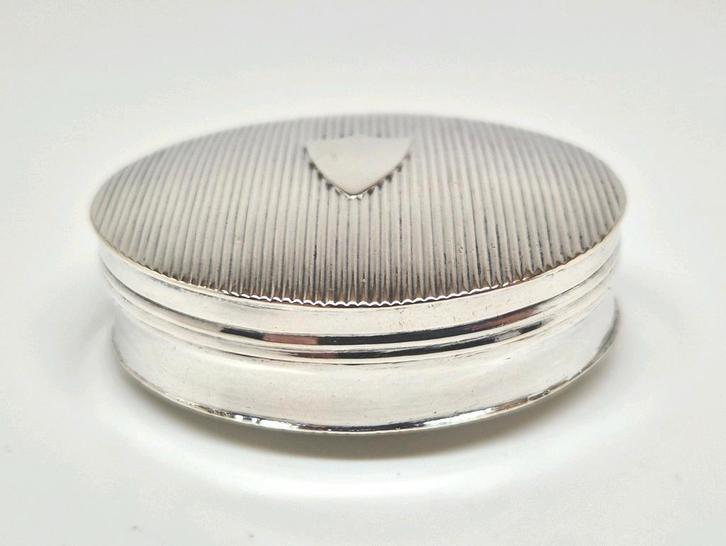 Zilveren geribbelde pillendoosje, Nederland 1829., Antiek en Kunst, Antiek | Goud en Zilver, Zilver, Ophalen of Verzenden