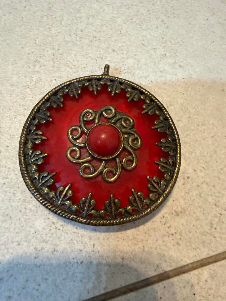 Rode hanger met gouden details, Sieraden, Tassen en Uiterlijk, Kettingen, Kunststof, Gebruikt, Ophalen of Verzenden, Met edelsteen