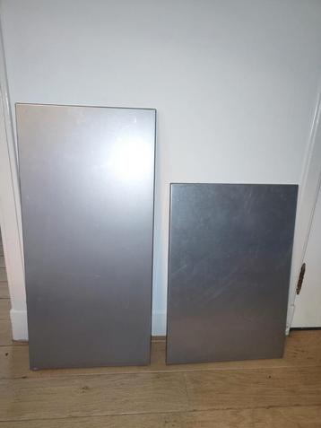 2 magneetborden, grijs metaal beschikbaar voor biedingen