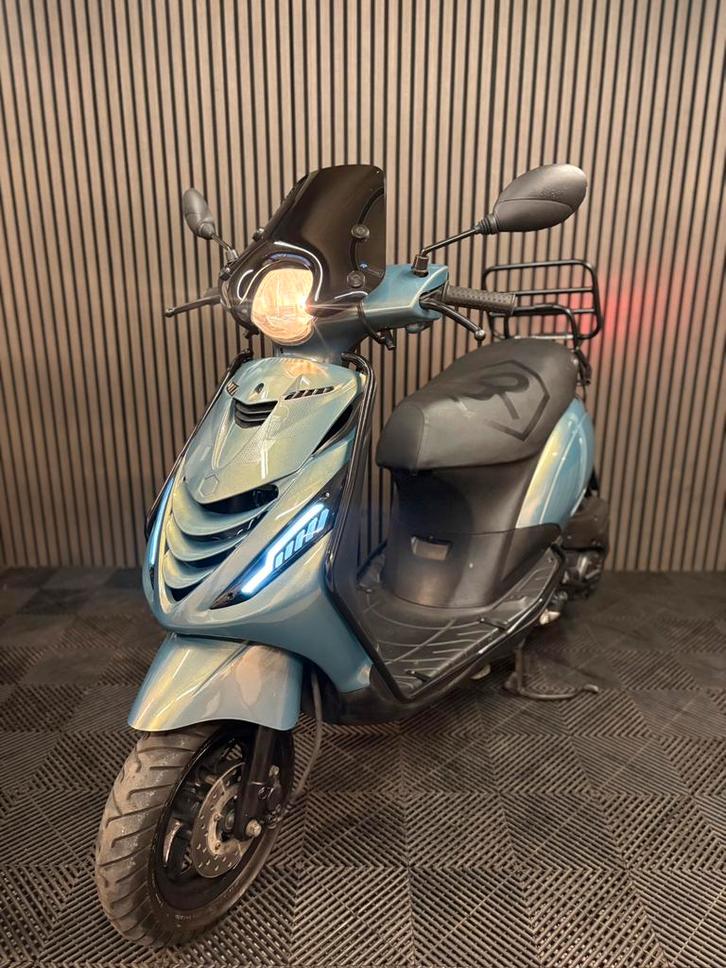 PIAGGIO ZIP 4T 2V 2016 BROM FULL OPTION 1 EIGENAAR, Fietsen en Brommers, Scooters | Piaggio, Zo goed als nieuw, Zip, Maximaal 45 km/u
