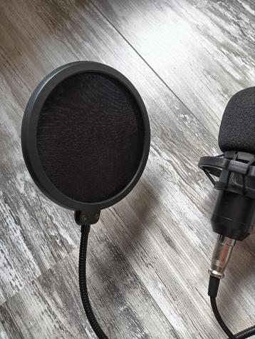 Microfoon met mengpaneeltje beschikbaar voor biedingen