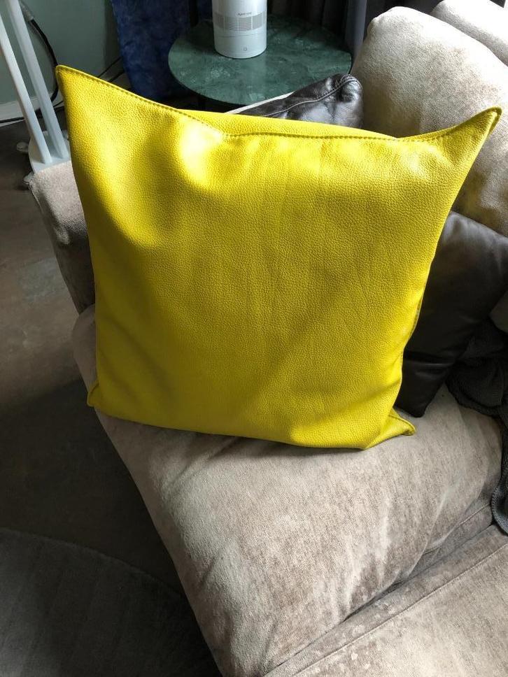 Design lederen kussen - 55x55 cm - limoengeel, Huis en Inrichting, Woonaccessoires | Kussens, Zo goed als nieuw, Geel, Vierkant
