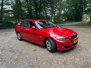 BMW 3-Serie 2.0 318 I Touring AUT 2009 Rood beschikbaar voor biedingen