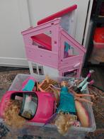 Barbie huis en  een hele doos barbies en accessoires, Ophalen of Verzenden, Zo goed als nieuw, Barbie