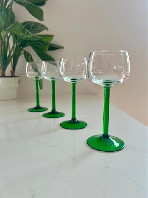 4 of meer Elzas wijnglazen met groene steel. Luminarc, Verzamelen, Glas en Borrelglaasjes, Zo goed als nieuw, Overige typen, Ophalen of Verzenden