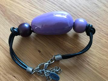 Mooie armband met paarse steen beschikbaar voor biedingen