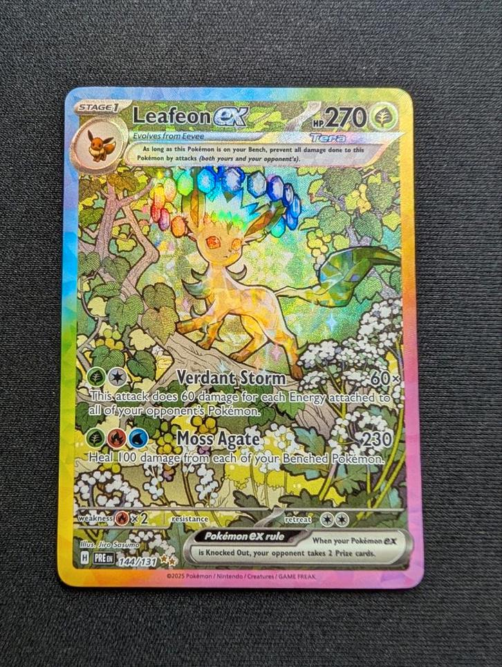 Leafeon ex 144/131 (Set: Prismatic Evolutions), Hobby en Vrije tijd, Verzamelkaartspellen | Pokémon, Zo goed als nieuw, Losse kaart