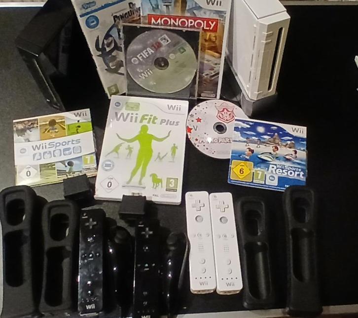Twee Wii spelcomputers met accesoires +  7 gratis spellen, Spelcomputers en Games, Spelcomputers | Nintendo Wii, Gebruikt, Met 3 controllers of meer