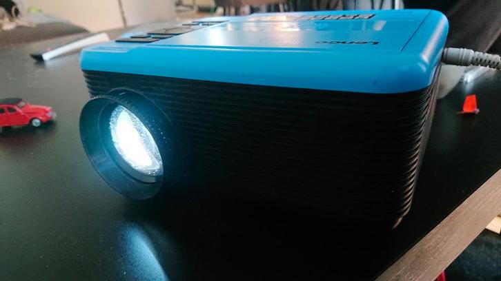 Lenco Beamer met DVD Speler - Veel Aansluitingen!, Audio, Tv en Foto, Beamers, Ophalen of Verzenden