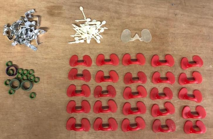 25 Pluimveebrillen Nieuw en 28 Vleugel Merken Nieuw, Dieren en Toebehoren, Pluimvee | Toebehoren, Nieuw, Kippenhok of Kippenren