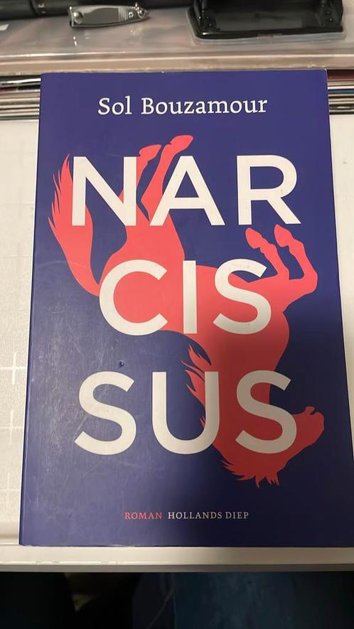Sol Bouzamour - Narcissus, Boeken, Literatuur, Zo goed als nieuw, Nederland, Ophalen of Verzenden