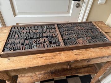 Antieke letterbak & drukletters – vintage letterpress set beschikbaar voor biedingen