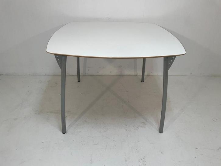 Partij Vepa kantinetafelels 102,5x102,5cm €95,- ex, Doe-het-zelf en Verbouw, IJzerwaren en Bevestigingsmiddelen