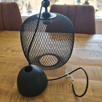 Zwarte metalen hanglamp beschikbaar voor biedingen