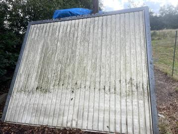 Oude garagedeur beschikbaar voor biedingen