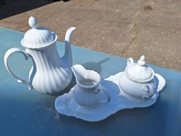 koffiepot met suiker en melkkannetje beschikbaar voor biedingen