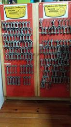 Oud hangbord met verschillende kastsleutels, Antiek en Kunst, Curiosa en Brocante, Ophalen