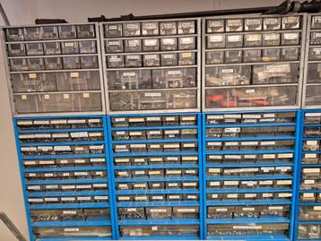 Assortiment dozen met diverse materialen beschikbaar voor biedingen