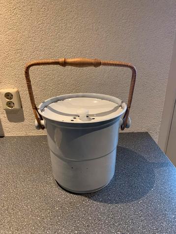Emaille emmer met houten handvat en deksel beschikbaar voor biedingen