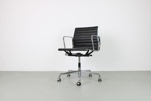 Vitra Eames EA 117 bureaustoelen, Chroom, zwart leer, Huis en Inrichting, Bureaustoelen, Gebruikt, Bureaustoel, Zwart, Verzenden