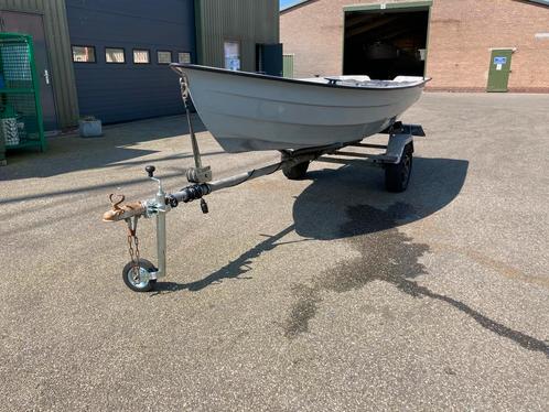 Polyester boot + trailer + afdekzeil, Watersport en Boten, Vis- en Consoleboten, Zo goed als nieuw, Tot 10 pk, 3 tot 6 meter, Benzine