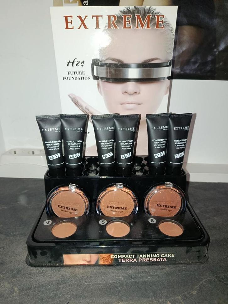 Display met poeder en foundation, Sieraden, Tassen en Uiterlijk, Uiterlijk | Cosmetica en Make-up, Nieuw, Gehele gezicht, Overige kleuren