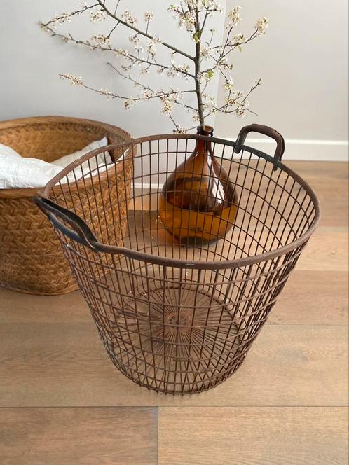 Grote brocante draadmand / aardappelmand, Huis en Inrichting, Woonaccessoires | Schalen en Manden, Gebruikt, Mand, Rond, Overige materialen