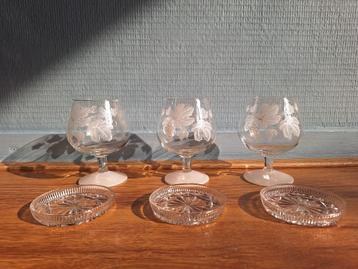Set van 3 gegraveerde cognacglazen met 3 glazen onderzetters beschikbaar voor biedingen