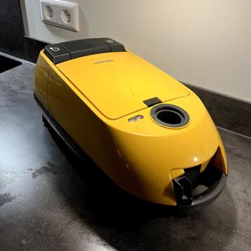 Krachtige Miele Stofzuiger De Luxe  S 246 i  beschikbaar voor biedingen