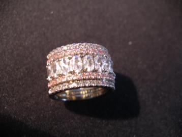 Een mooie Aparte 2kleurige Metalen Ring met Zirkonia stenen beschikbaar voor biedingen
