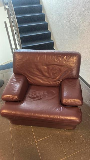 Groot  leder stoel  burgandy leer W 106cm Dep 95cm H 74cm beschikbaar voor biedingen
