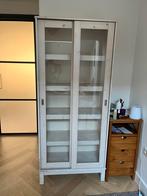 Whitewash ranke vitrinekast met verrassend veel ruimte, Huis en Inrichting, Kasten | Vitrinekasten, Ophalen, 50 tot 100 cm, 150 tot 200 cm