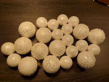 Witte mooie kerstballen, decoratie.  Soort piepschuim. € 7,5 beschikbaar voor biedingen