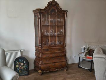 Prachtige notenhouten vitrinekast beschikbaar voor biedingen