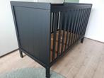 Kinderbed ledikantje zwart met matras en matrasbeschermer, Kinderen en Baby's, Ophalen, Gebruikt, Ledikant