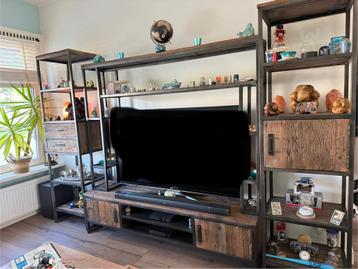 Tv meubel met 2 losse kasten beschikbaar voor biedingen