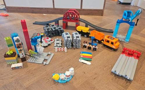 Duplo goederentrein met veel rails+brug, Kinderen en Baby's, Speelgoed | Duplo en Lego, Zo goed als nieuw, Ophalen of Verzenden
