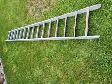 Antieke ladder .  beschikbaar voor biedingen