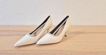 Witte Bruidschoen beschikbaar voor biedingen