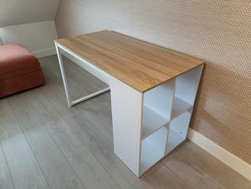 Nieuw wit bureau met houtlook blad beschikbaar voor biedingen